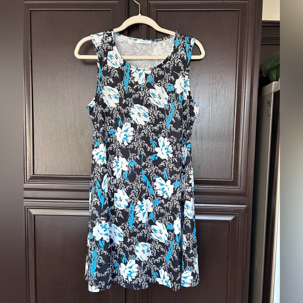 SIMPLE FUN, size large with side pockets